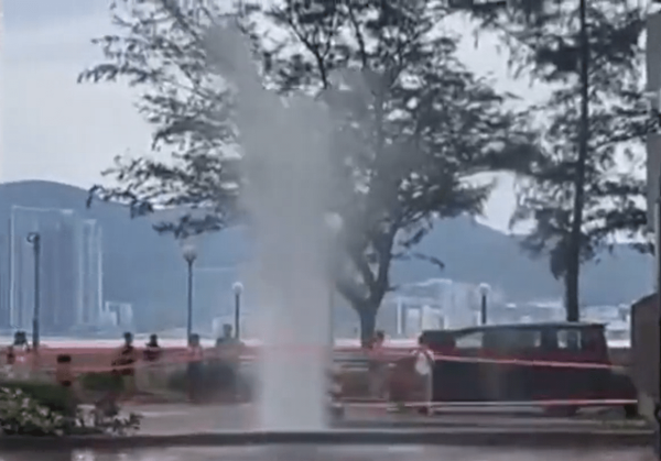 公富网配资 台风“桦加沙”逼近香港：海水倒灌现近3米高“喷泉”